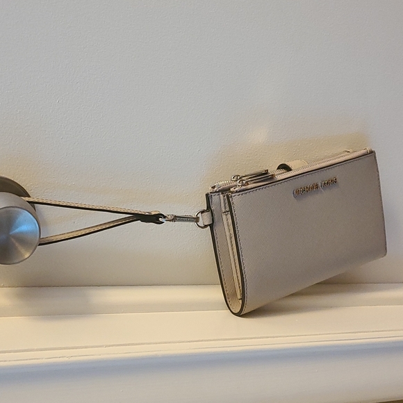 Gray/neutral Michael Kors Double-zip Jet Set wristlet - Picture 2 of 9